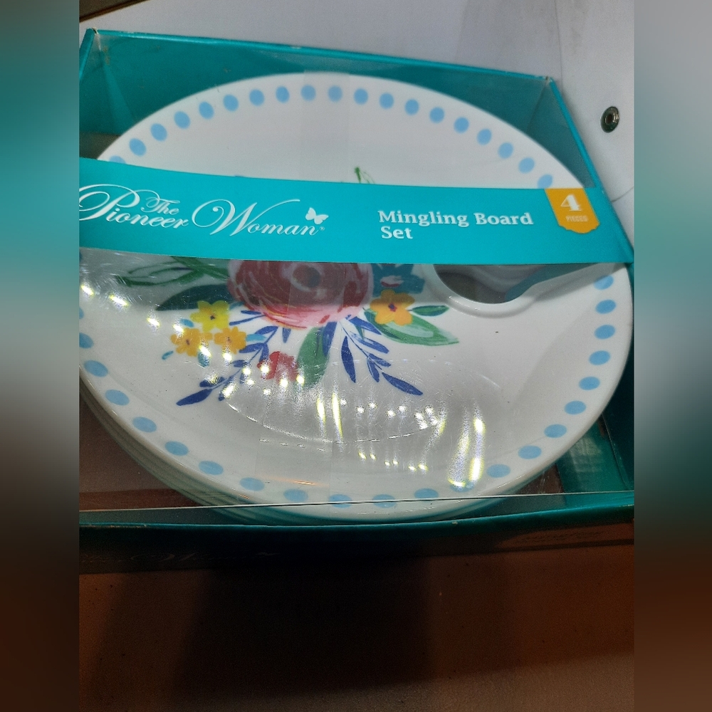 Pioneer woman mingling board